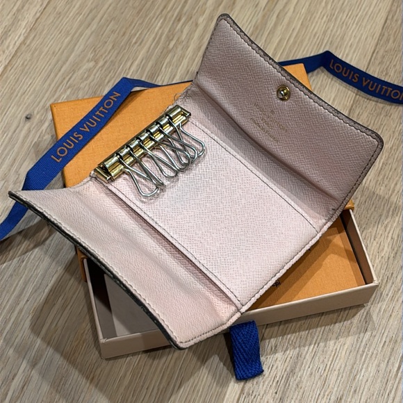 Louis Vuitton 6 Key Ring Holder - light pink - Picture 3 of 6